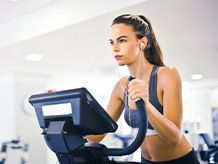 Спортни бюстиета и топове за жени